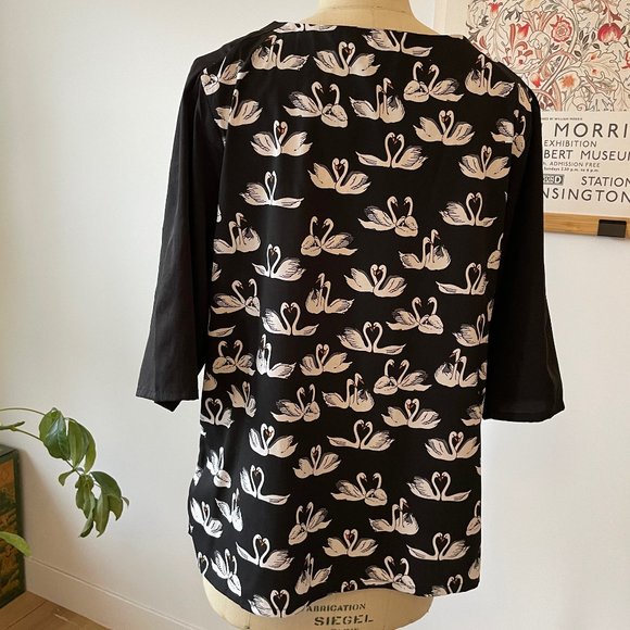 Yumi Fun Swan Print Blouse - Picture 4 of 9